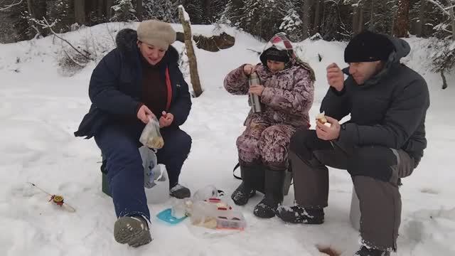 Обед на рыбалке.