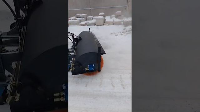 Работа погрузчика с дорожной подметальной щеткой