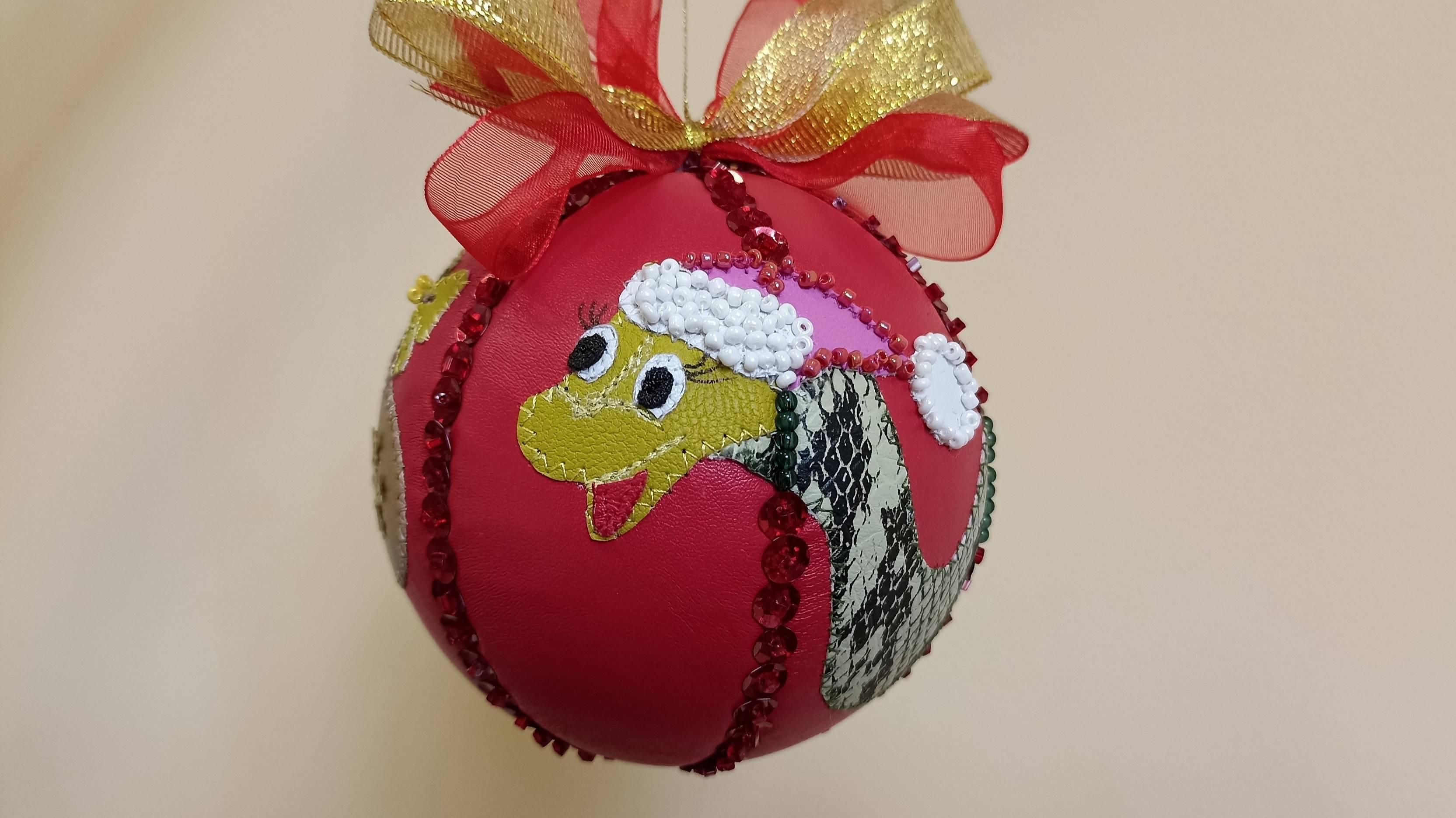 Новогодний шарик со змейкой