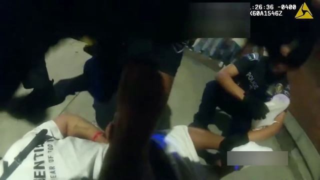 Разгневанный мужчина подходит к полицейскому из Берлингтона и дает ему пощечину