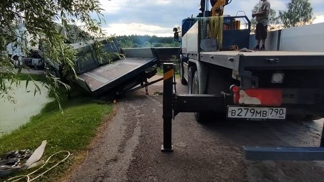 Полуприцеп на грани переворота. 60 тонн общий вес, загнуло винтом.