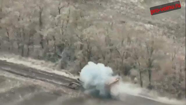 Попробуй пробей.
Суперобвес «царь-мангал» помог экипажу Т-80 выдержать град ударов противника