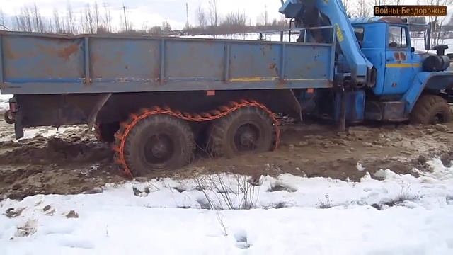 Российский внедорожник Урал 6х6 застрял в грязи на заснеженной дороге.