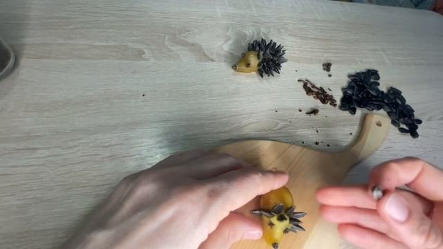 Лепка ёжика из пчелиного воска
