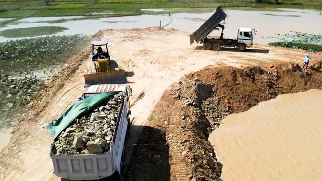 Строительство, засыпаем очередной пруд, большая глубина, грунт постоянно проседает