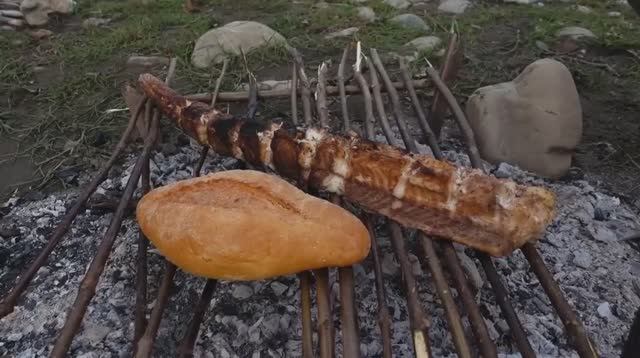 на углях акула