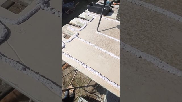 Нанесение пенополиуретанового клея на термопанель Белань