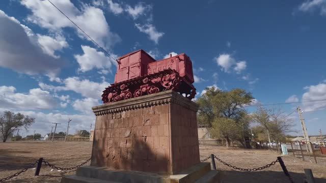 Памятник первым трактористам в селе Арзгир. Ставропольский край.