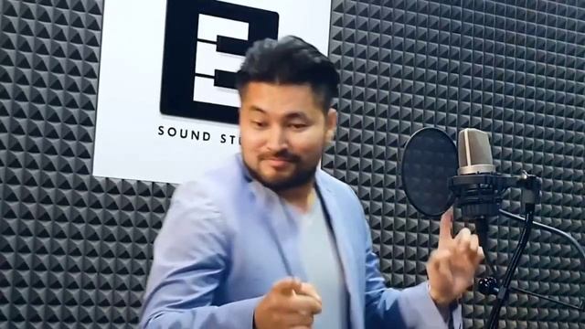 Отлично и легко поет парень! Песня нашей юности