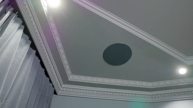 Домашний кинозал с мощным проектором и звуком JBL Synthesis