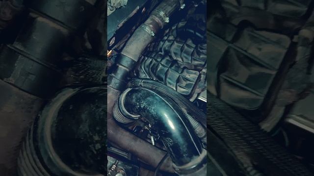 Показывают как можно до датчика давления масла добраться. Додж Калибер