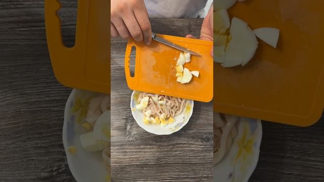 Белковый салат на похудении из четырёх ингридиентов / белок / йогурт / кальмар /