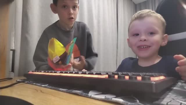 ВАНЯ НЕ ДАЁТ СТЕПЕ КОМПЬЮТЕР!СТЕПА ПРОГНАЛ ВАНЮ!