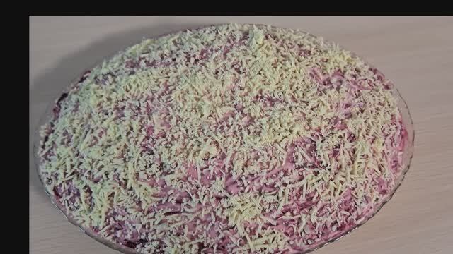 Жарю домашние котлеты, делаю селёдку под шубой.Вечером жду гостей.