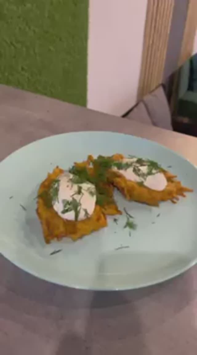 Драники со сметаной.
