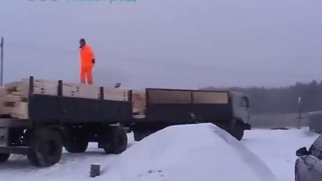 Строительство дома из сухого профилированного бруса. Разгрузка комплекта.