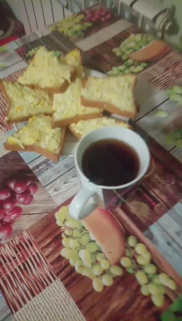 Кошка ест бутерброд 🤣