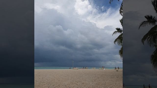 Непогода на мальдивском побережье. Bad weather on the Maldivian coast.