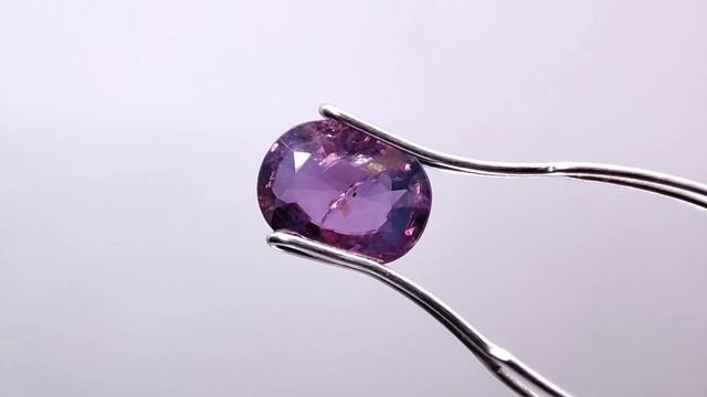 1.50 ct. Сапфир полихромный овал. Мадагаскар