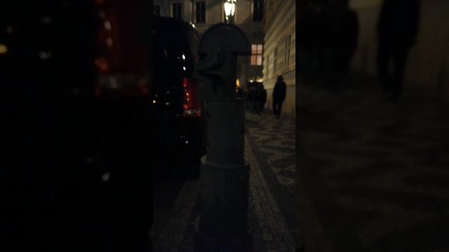 Ночная прогулка по улицам города Прага в Чехии.
