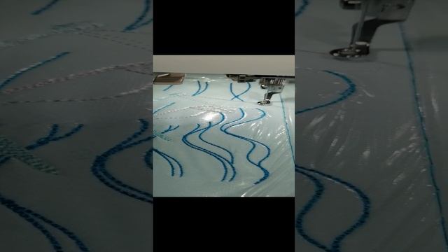 Процес вышивки на крое.