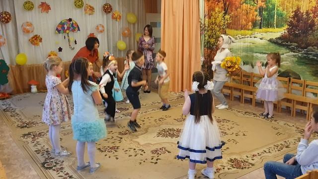 По осенним дорожкам | Игра с зайцем на утреннике