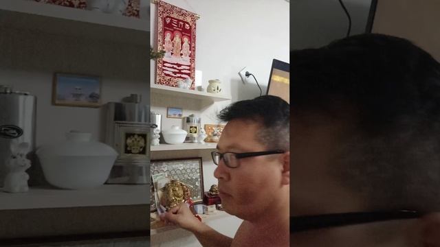 прятался как мог...