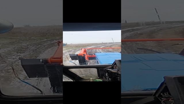 Вызволяем наш грузовичок из грязевого мешка