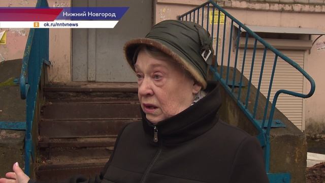 Жильцы дома по улице Медицинской жалуются на разбитое крыльцо