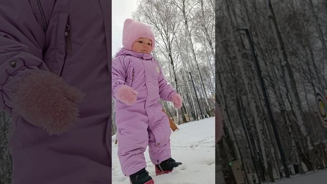 Снова идёт по снегу , как будто видит его в первый раз❄️
Мы в ТГ: family_yemely
#семья #дети #любовь