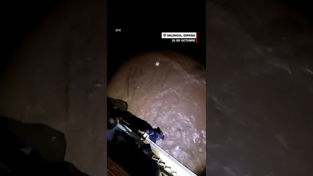 📹 Эмоциональное видео спасения человека во время наводнения в Валенсии, Испания, октябрь 2024.