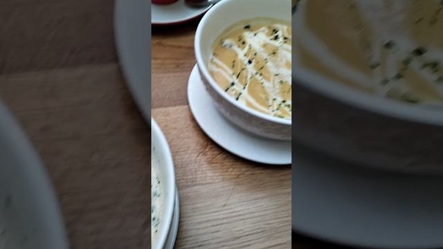 Зашли на обед на Невском проспекте. Начали с супа-сливочный с морепродуктами и тыквенный с пармезано