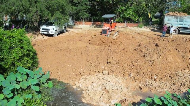 Строительство, засыпка небольшого участка , теснота машинам не развернуться