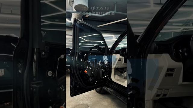 Тюнинг Toyota Land Cruiser 300 элеткротонировкой Onglass