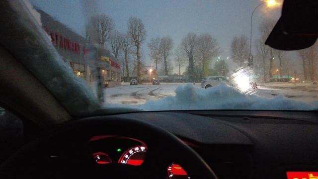 В Париже снег! Крестьянин торжествует!