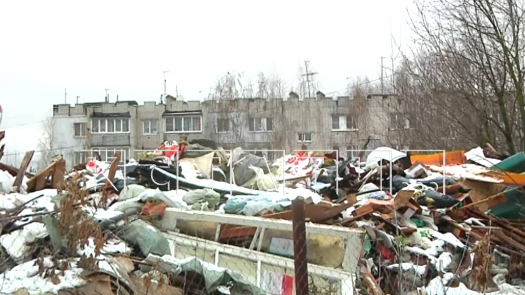 Свалка разрастается прямо среди жилых домов в поселке Ждановский
