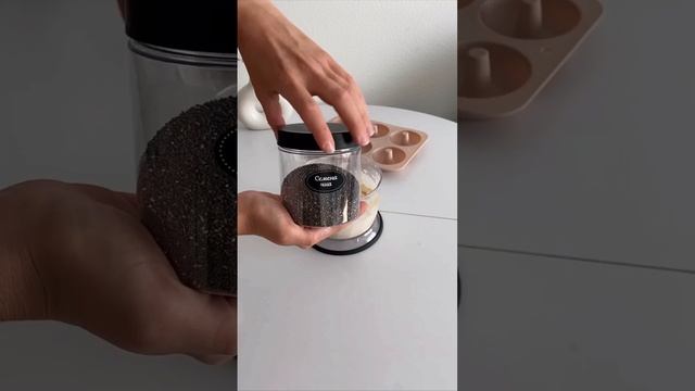 Готовим творожные пончики с персиком и семенами чиа