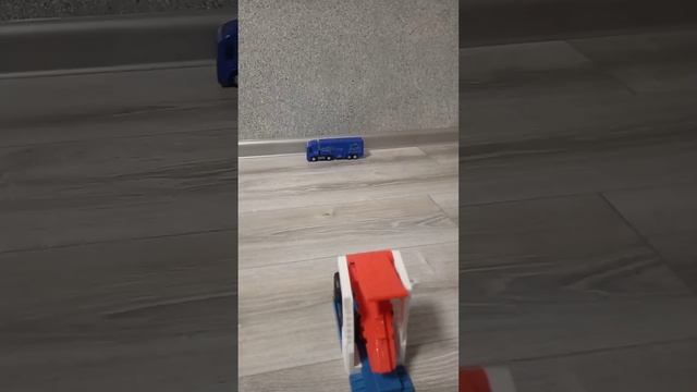 монстр-трак Hot Wheels врезался
