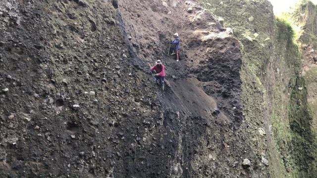 Строительство, шахтёры упорным трудом разрушают песчаные утёсы
