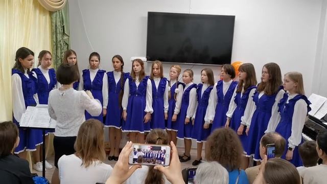 Старший хор, песня  "Из-за лесу"