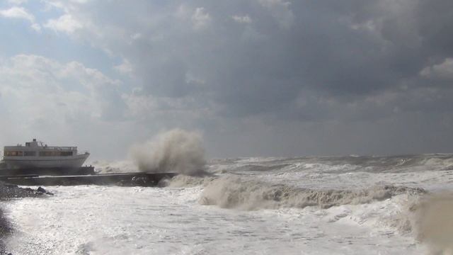 Море волнуется. Сочи-2014