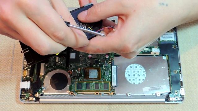 Как разобрать и почистить ноутбук ASUS X201E (disassemble ASUS X201E)
