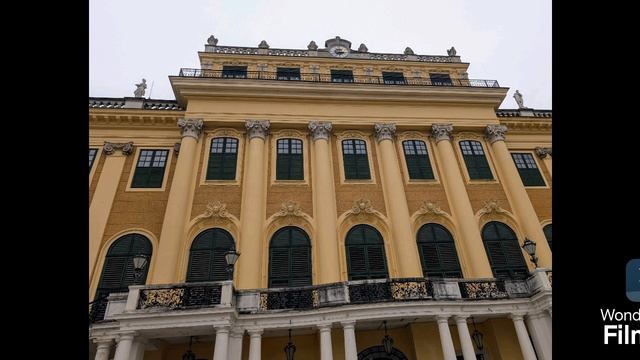 434 Праздничная суета во дворе императорской дачи.