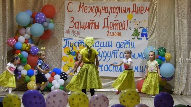 Танцевальный коллектив "Искорка" танец "Пчелки". пгт.Тлюстенхабль 31.05.2019г.