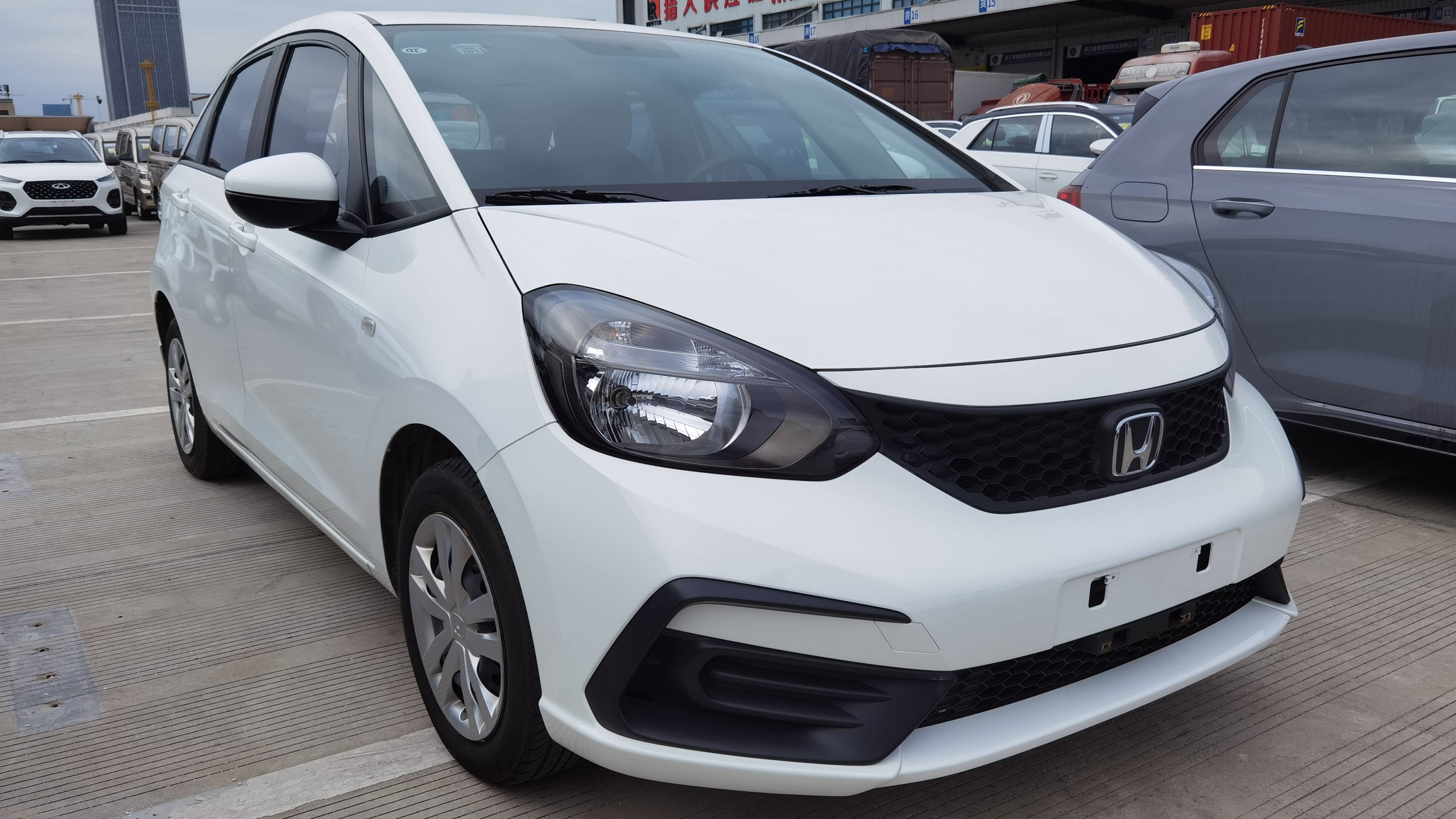 Обзор автомобиля Honda Fit 8.2021: Стильный и экономичный хэтчбек