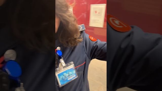 ЗАДЕРЖИВАЮТ ЛЮДЕЙ!
