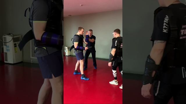 Основы ножевого боя 3-ударная связка – путь к эффективной самообороне.