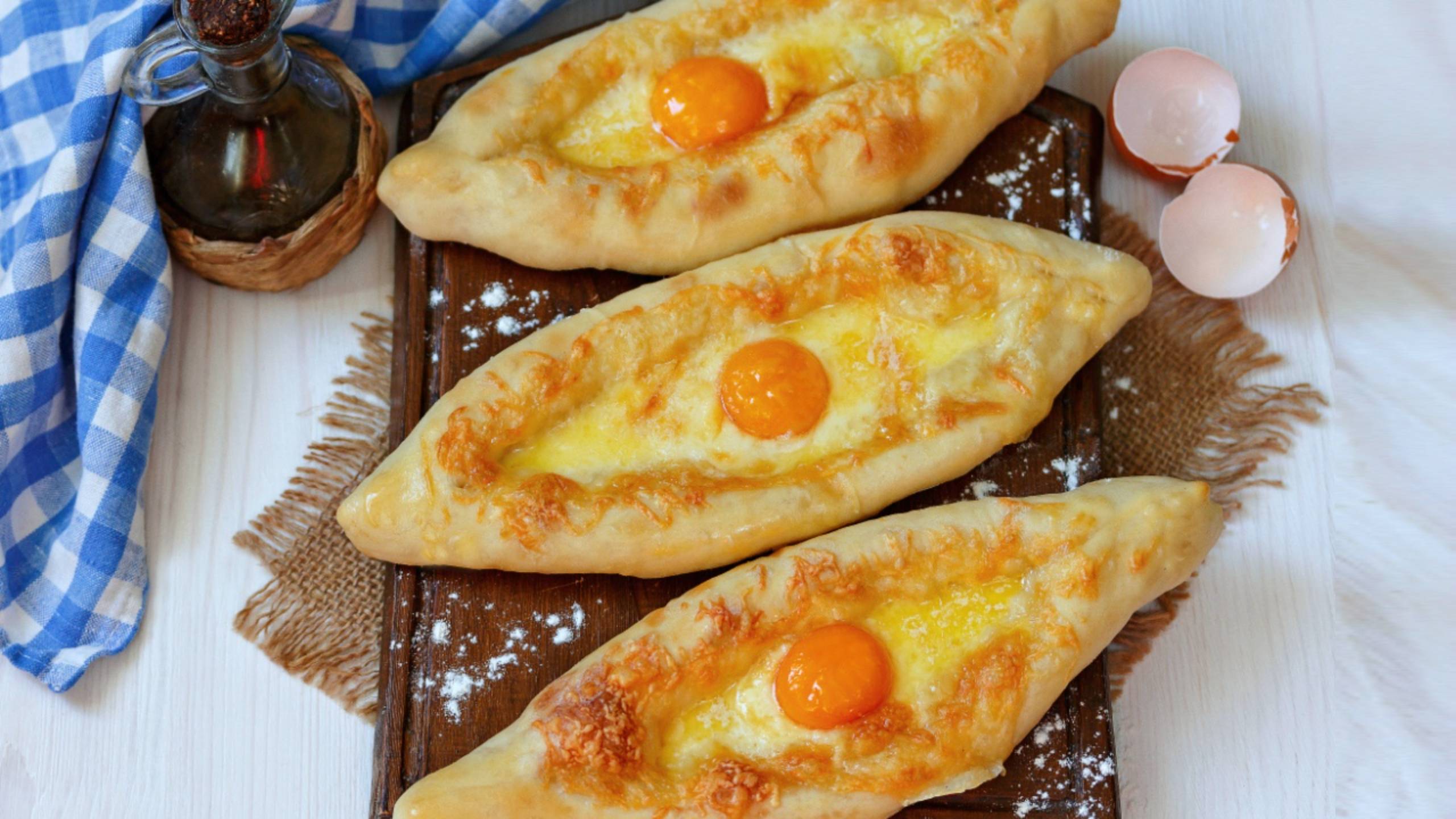 🥞 Хачапури по-аджарски, рецепт грузинских хачапури в форме лодочек с яйцом и сыром