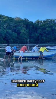 Как спускают лодку на воду костариканцы