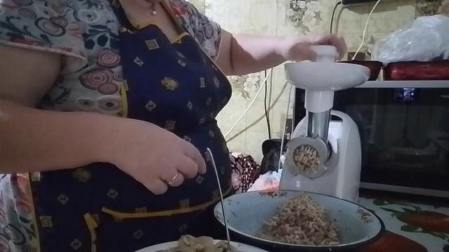 Варю холодец/Солю сало в луковой шелухе/Сало просто с чесноком и солью/И другие мясные заготовки.